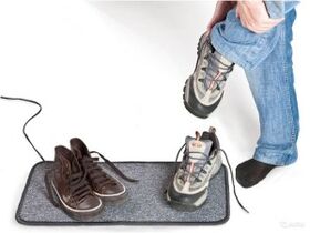 mokre buty jako przyczyna rozwoju grzybów na paznokciach